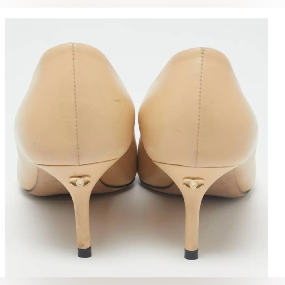 Chanel Black/Beige Leather and Grosgrain 2.5 inch Pumps.Size 38.5. $600 - Picture 4 of 7